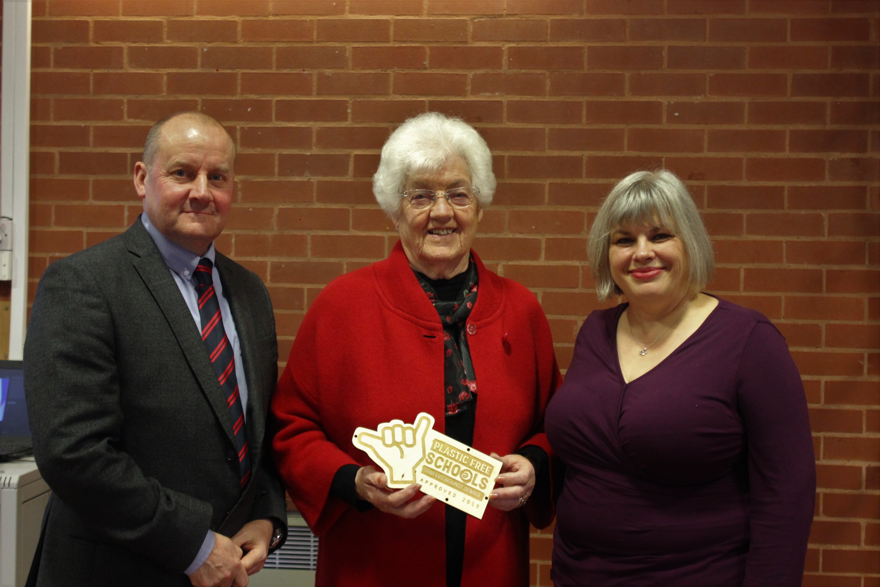 Hollinswood Primary School achieves Plastic Free School Status